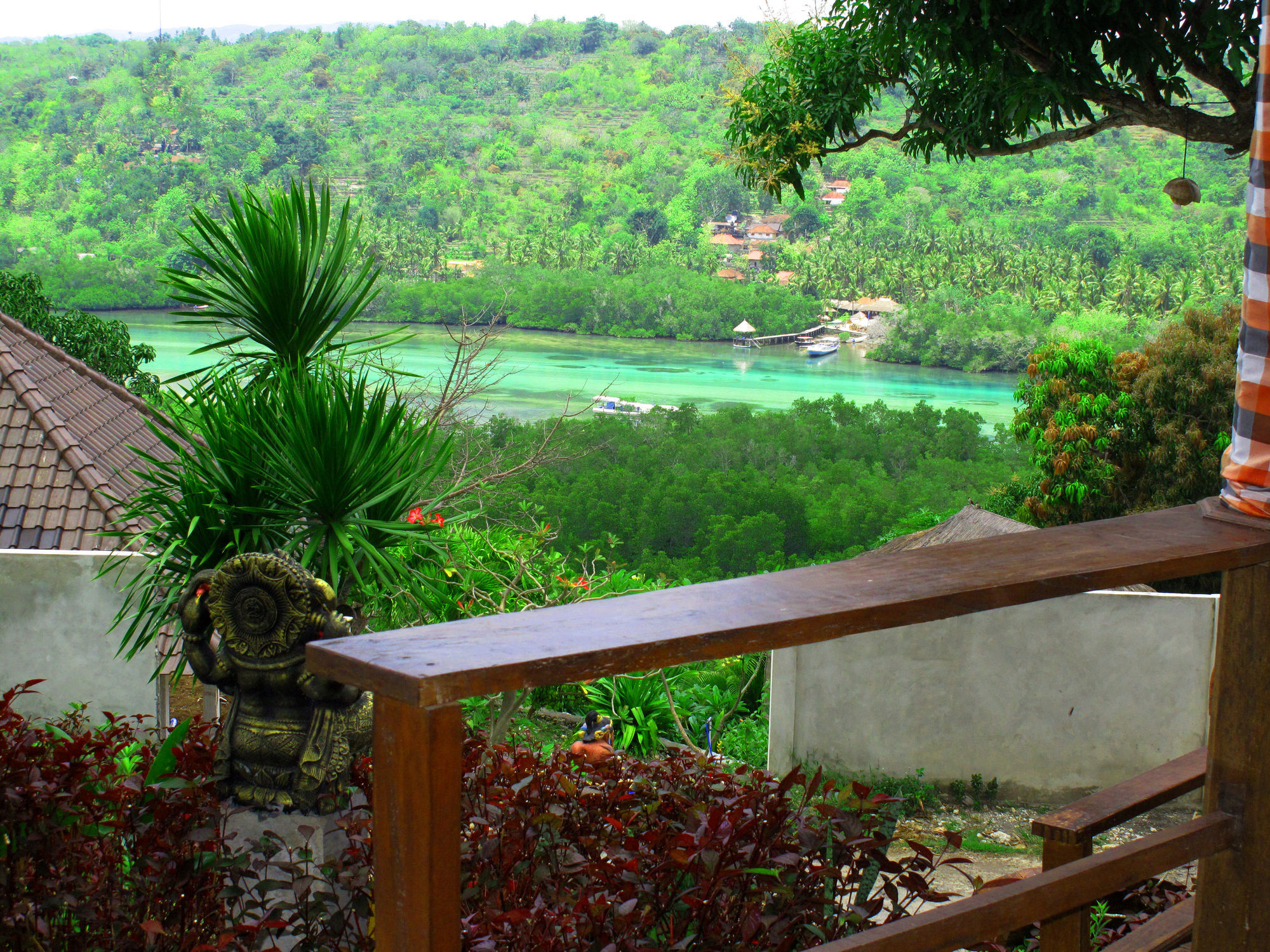 Отель Dmas Huts Lembongan Экстерьер фото